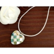 Kép 2/2 - Gyöngyház pávakagyló mozaik szív medál bőr nyakláccal 02360003