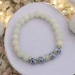 Kép 2/4 - Tejkvarc karkötő magyar motívumos porcelán gyönggyel ,rozetákkal ,shamballa beszúrással