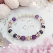 Kép 1/3 - Magyar motivumú porcelán gyöngy karkötő tejkvarc-hegyikristály-aurakvarc-ametiszt és shamballa beszúrással 