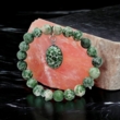 Kép 2/2 - Jade zöld pettyes karkötő ovális medállal bőrbarát formában 