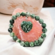 Kép 2/2 - Jade zöld pettyes karkötő szív medállal bőrbarát formában 