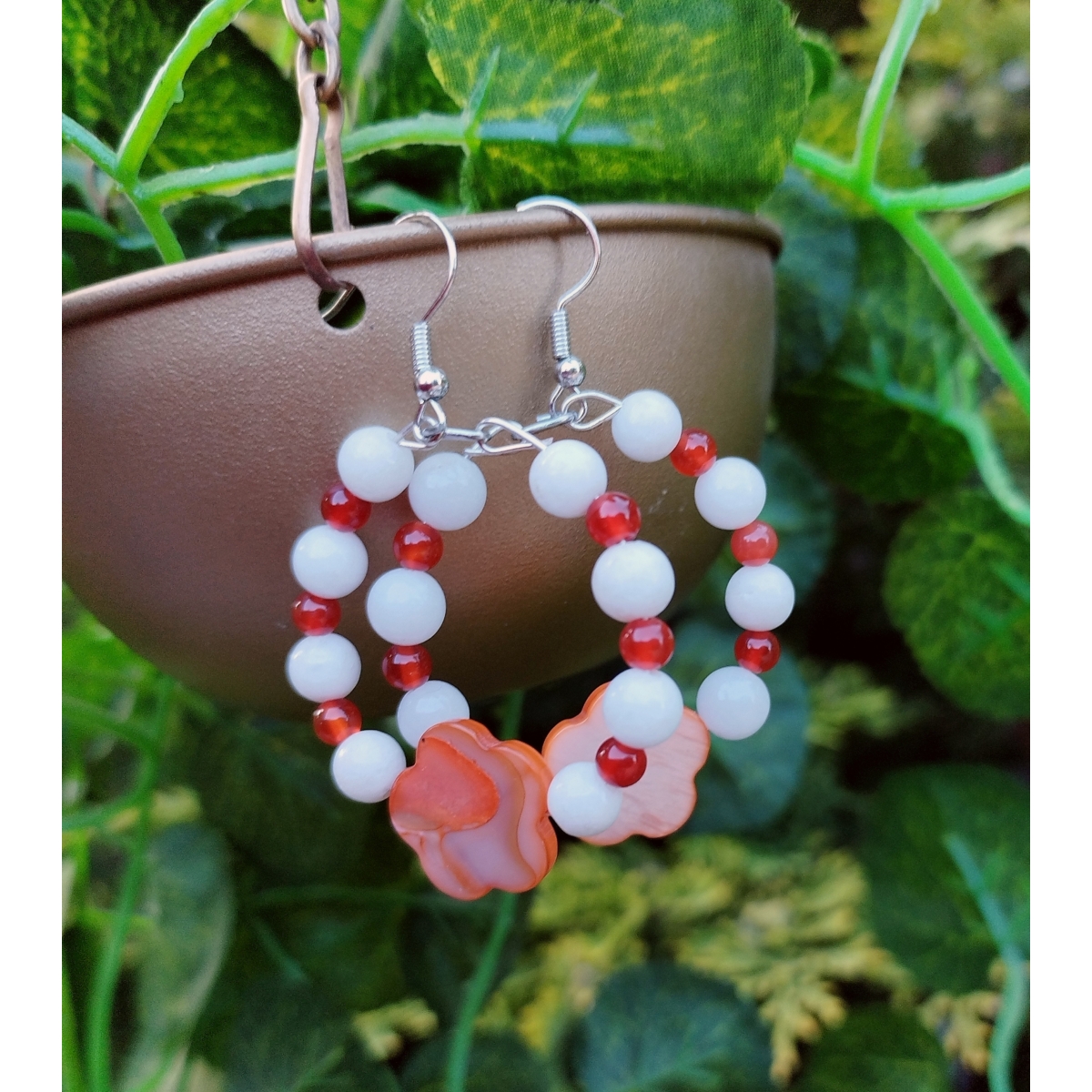 Jade/karneol/kagyló gyöngy virág karika fülbevaló nemesacél kapoccsal 