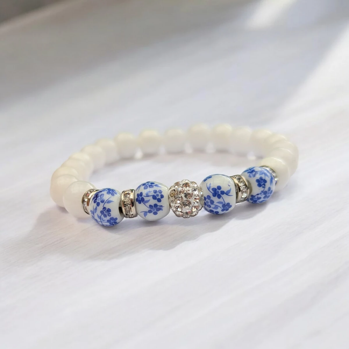 Tejkvarc karkötő magyar motívumos porcelán gyönggyel ,rozetákkal ,shamballa beszúrással