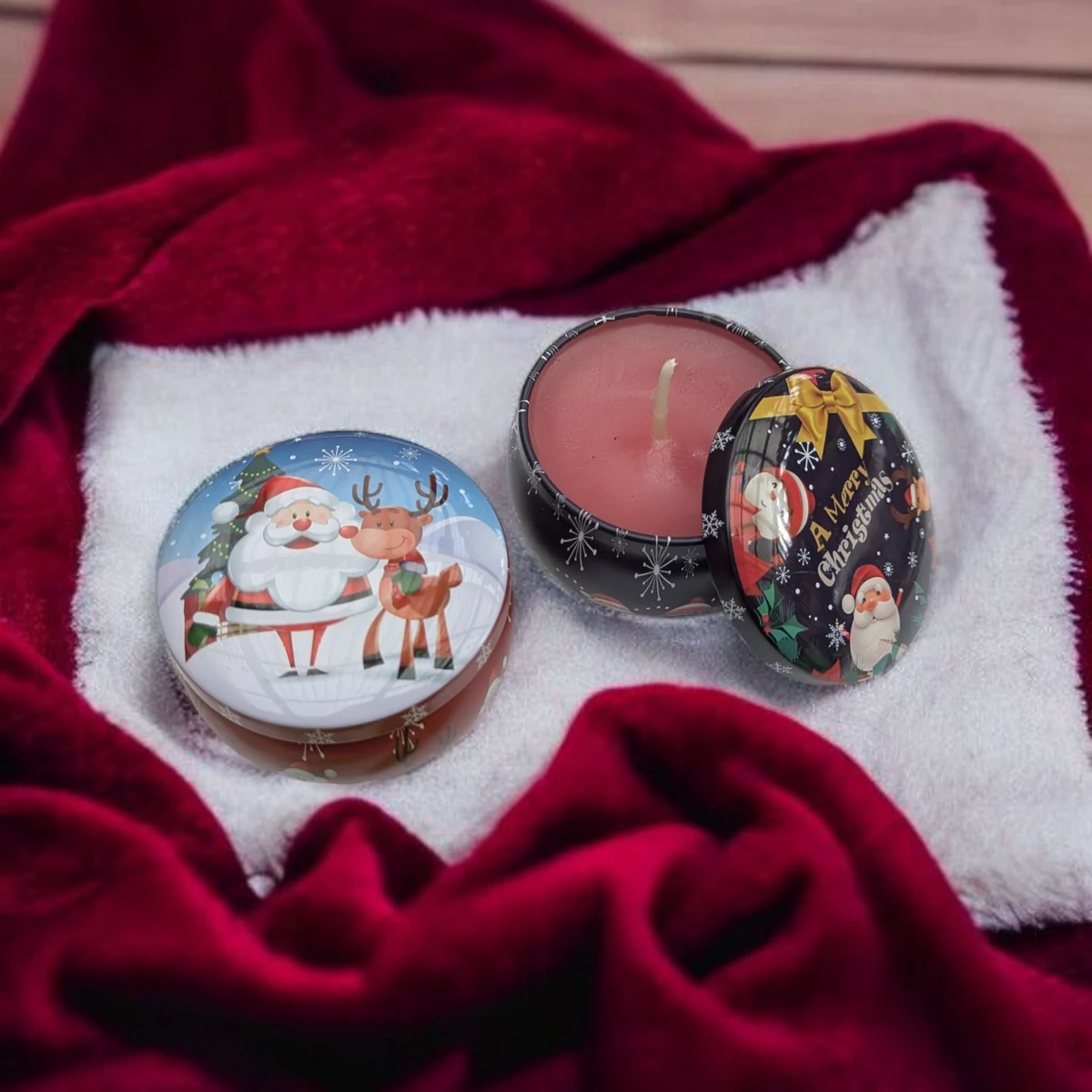 Választható illatú gyertyák piros fém tartóban 