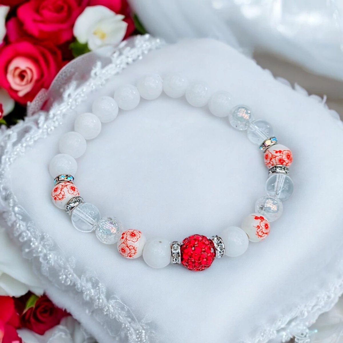 Magyar motivumú porcelán gyöngy karkötő tejkvarc-hegyikristály-aurakvarc és shamballa beszúrással 