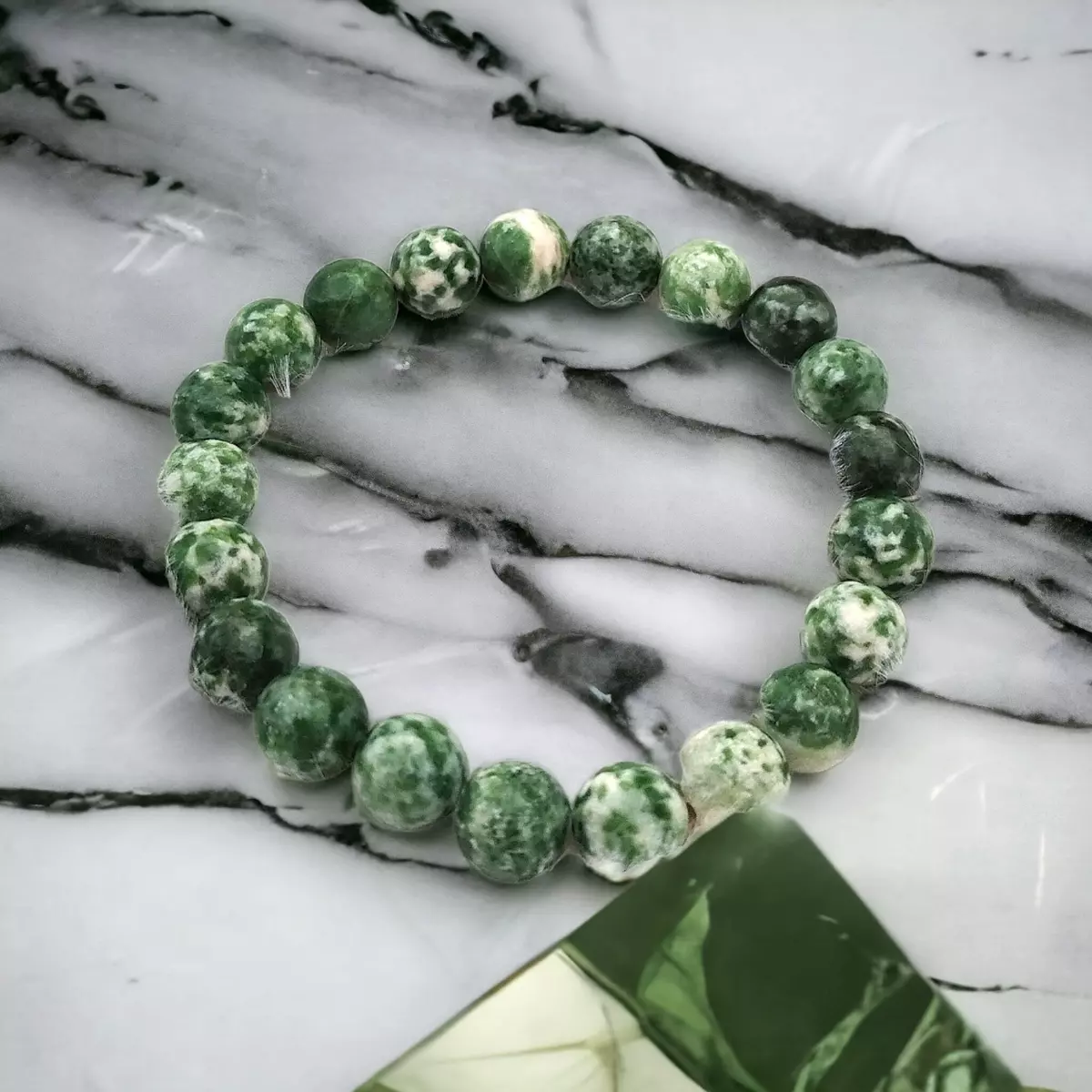 Jade zöld pettyes karkötő 