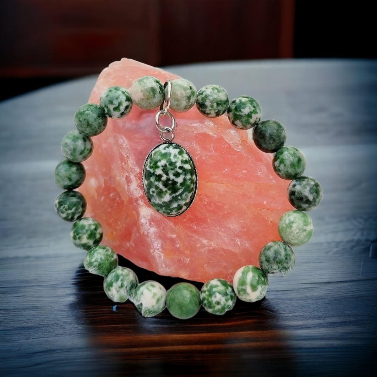 Jade zöld pettyes karkötő ovális medállal bőrbarát formában 