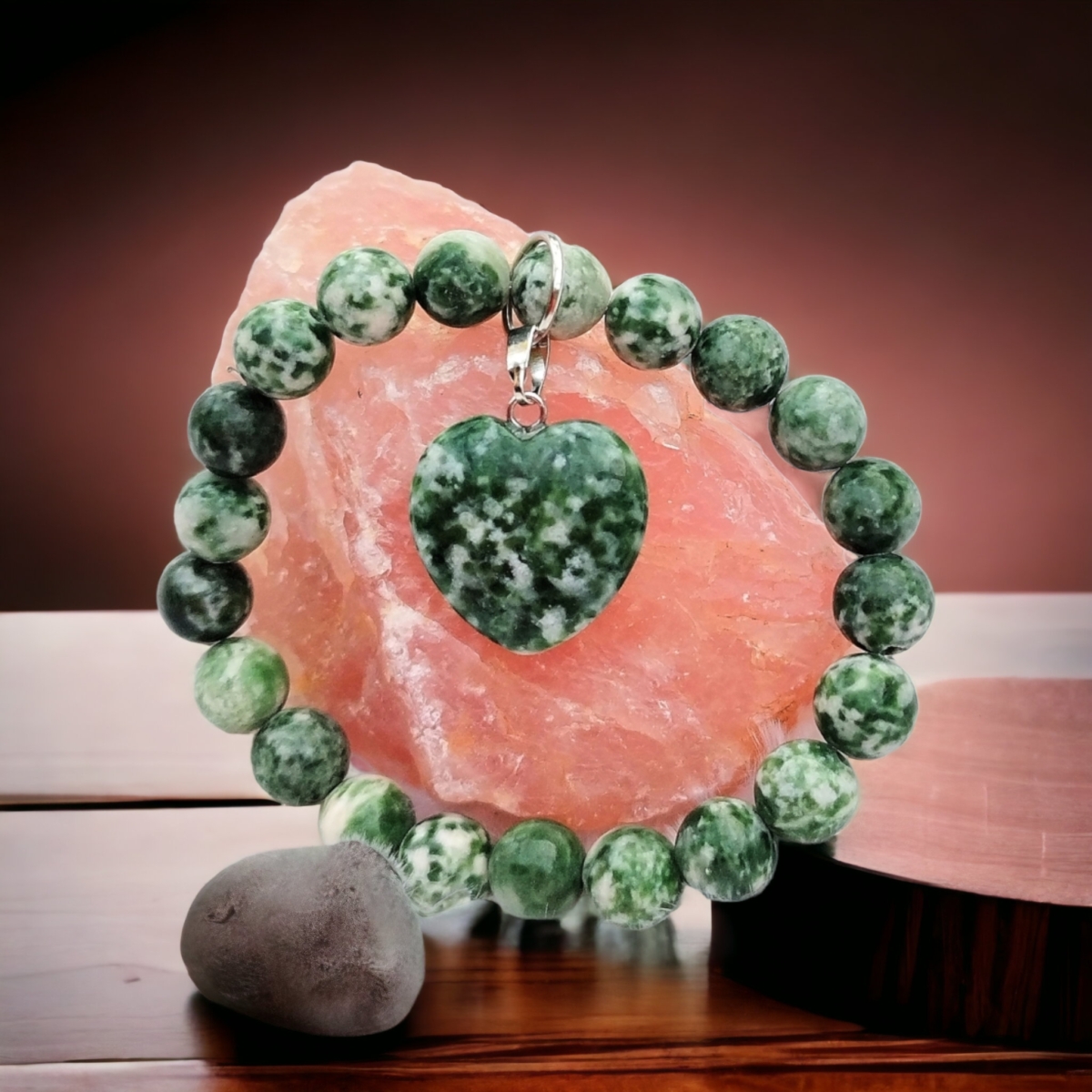 Jade zöld pettyes karkötő szív medállal bőrbarát formában 