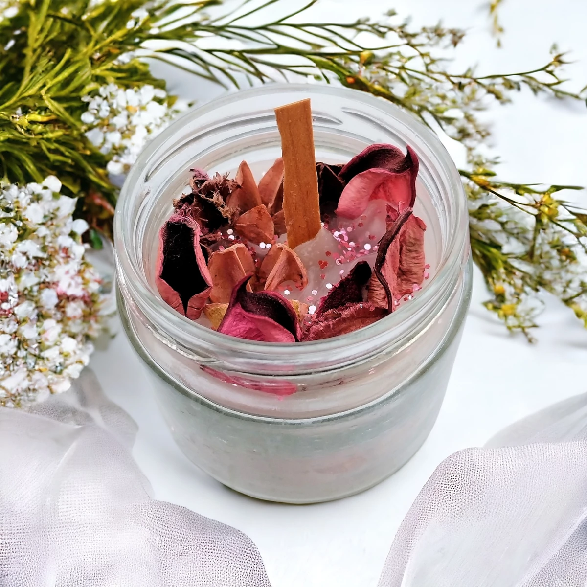 Advent illatú gyertya fa kanóccal gyömbér/fahéj illatú száraz virággal pink csillámmal 
