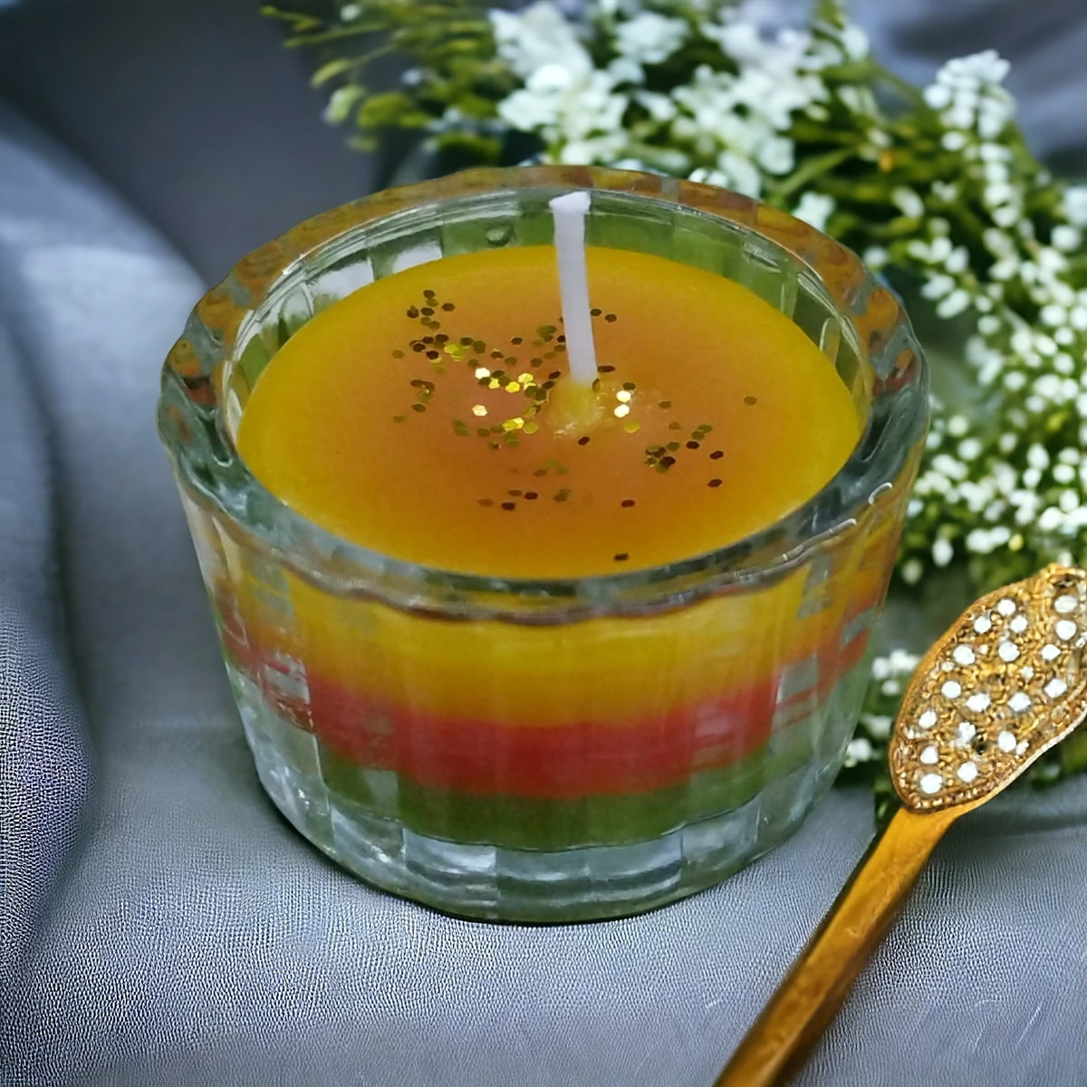 Színátmenetes fenyő illatgyertya arany csillám díszítéssel 