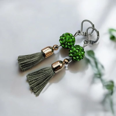 Shamballa bőrbarát fülbevaló bojttal 