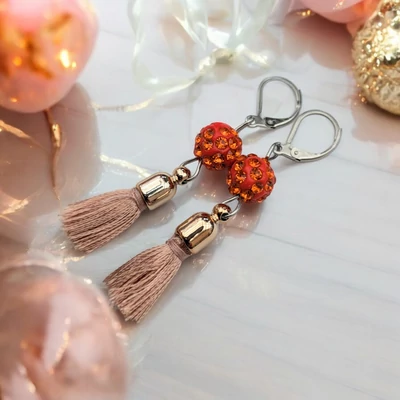 Shamballa bőrbarát fülbevaló bojttal 
