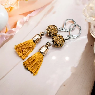 Shamballa bőrbarát fülbevaló bojttal 