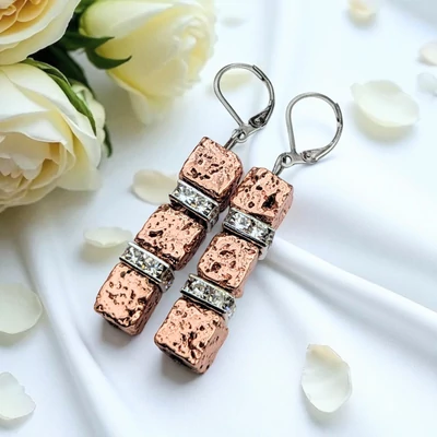 Rose gold kocka lávakő kocka alakú fehér köves rozettákkal bőrbarát