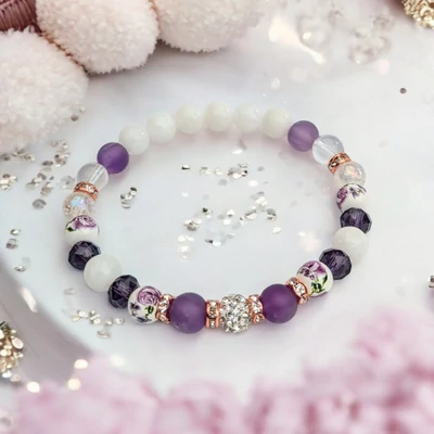 Magyar motivumú porcelán gyöngy karkötő tejkvarc-hegyikristály-aurakvarc-ametiszt és shamballa beszúrással 
