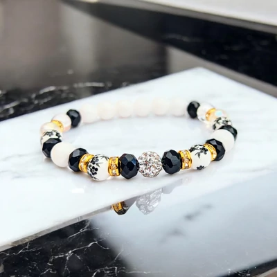 Magyar motivumú porcelán gyöngy karkötő tejkvarc-hegyikristály-aurakvarc-fazettált kristály és shamballa beszúrással 