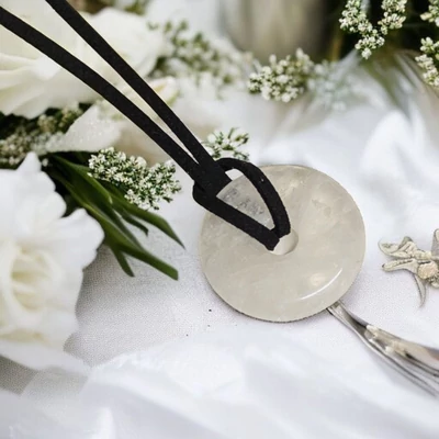 Hegyikristály fánk medál bőr nyakláncon 