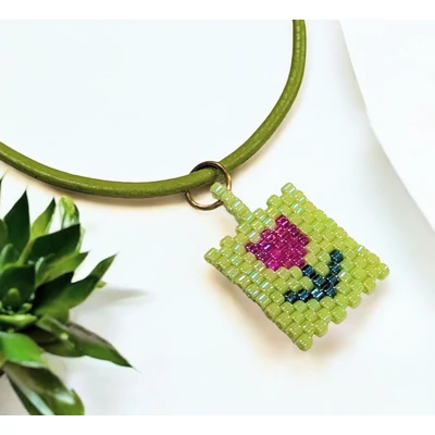 Miyuki medál tulipán mintás bőr nyakláncon 