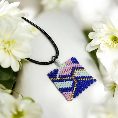 Miyuki kocka medál bőr nyakláncon 