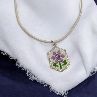 Miyuki medál virág mintás bőr nyakláncon